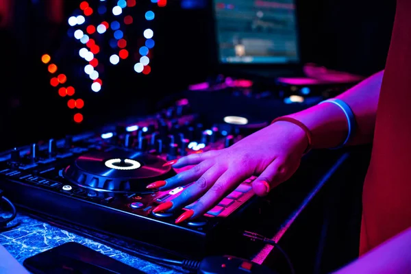 음악 컨트롤러 믹서 배경에 있는 DJ 걸의 손을 잡고 있는 모습 — 스톡 사진