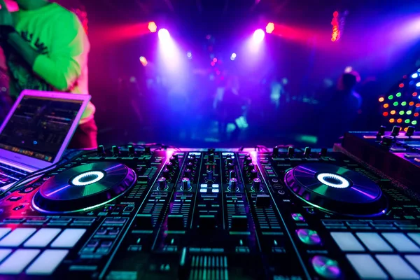 Profesjonalny mikser muzyczny DJ na imprezie na koncercie elektronicznym — Zdjęcie stockowe