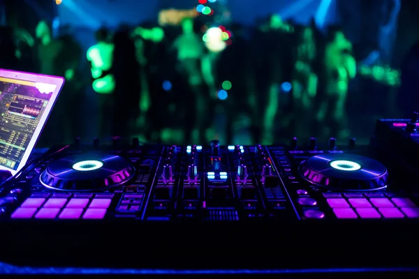 专业音乐控制器DJ混音板 — 图库照片