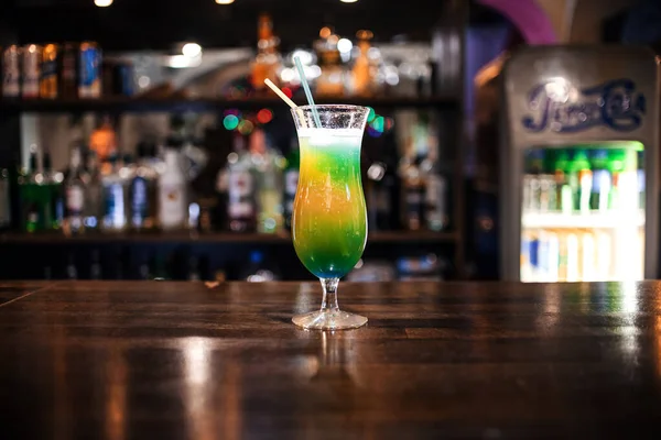 Bicchiere con un cocktail fruttato fresco con una cannuccia — Foto Stock