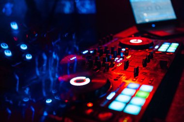Gece kulübünde profesyonel DJ mikseri.