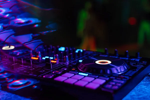 Музыкальный микшер DJ контроллер на стенде в ночном клубе — стоковое фото