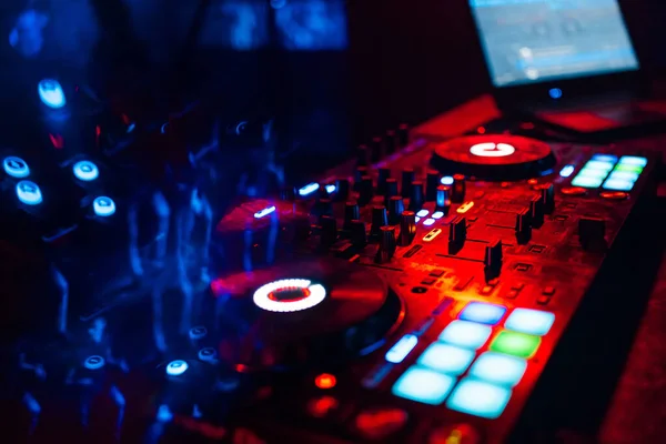 Professioneller DJ-Mixer auf dem Tisch in einem Nachtclub — Stockfoto