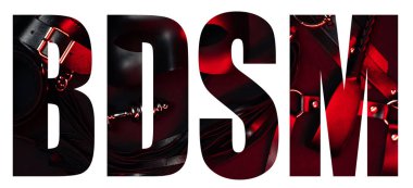 Beyaz arka planda yaratıcı bir Bdsm yazısı var. Bir dizi erotik oyuncak.