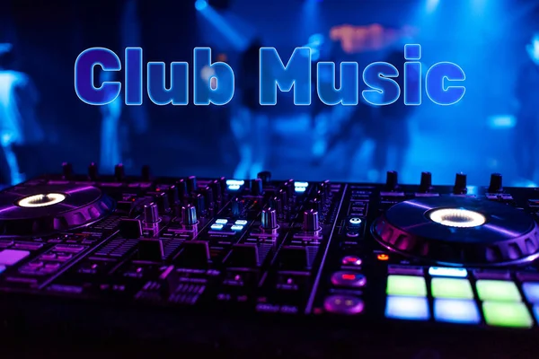 DJ karıştırıcısının arka planında Yazı Kulübü Müziği — Stok fotoğraf