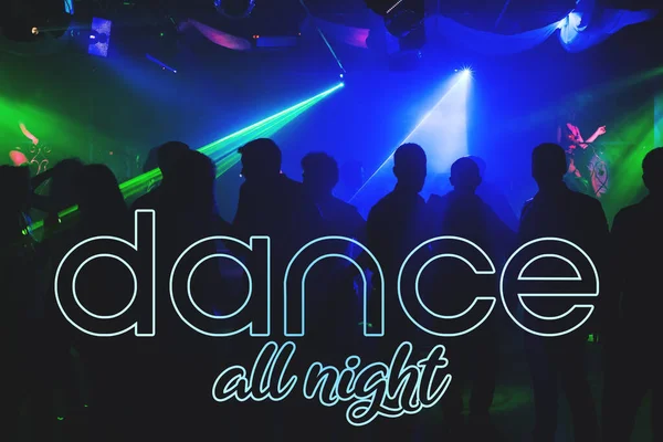 Gece kulübünde dans eden insanların bulanık siluetinin arka planında tüm gece dans et yazılıydı. — Stok fotoğraf