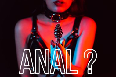 Anal seks kavramı. Popo tıkacı bir kızın ellerinde.