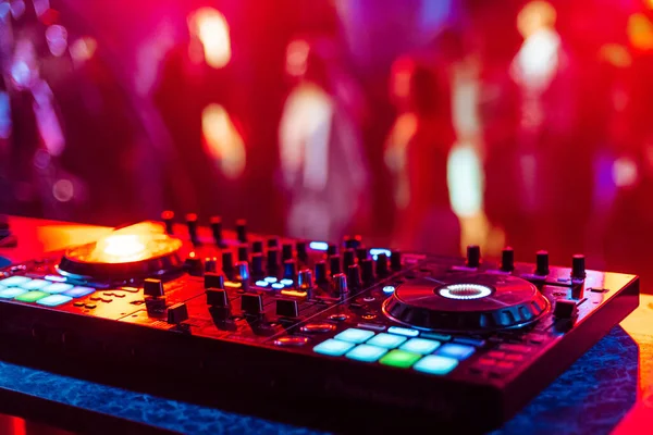 Mezclador de música controlador DJ en cabina en discoteca —  Fotos de Stock