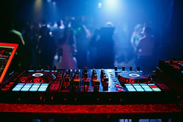 Bir gece kulübündeki bir partide DJ mikser kontrolörü. — Stok fotoğraf