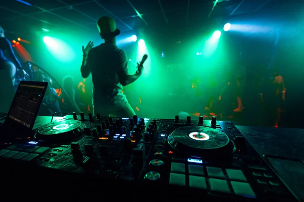 Artista con un micrófono actúa en el escenario de un club nocturno Fotos de stock libres de derechos