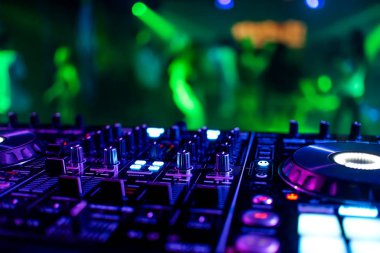 Bir gece kulübündeki bir partide DJ mikser kontrolörü.