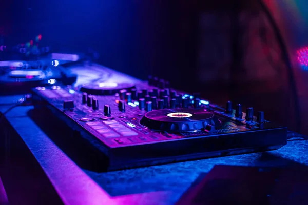 Gece kulübünde profesyonel DJ mikseri. — Stok fotoğraf
