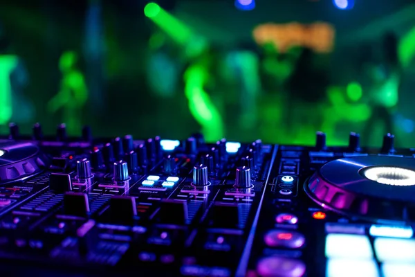 Controlador de mezclador DJ en una fiesta en un club nocturno —  Fotos de Stock