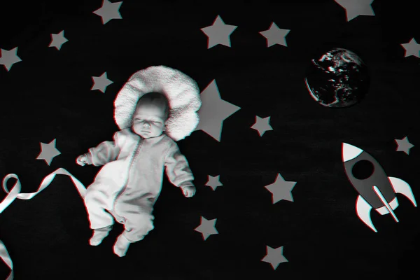 Babyjongen slaapt op de achtergrond van de sterrenhemel met een raket en planeet — Stockfoto