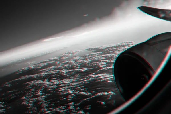 Kanat ve arka plandaki uçak türbini bulutlu gökyüzüne karşı — Stok fotoğraf