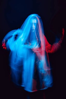 Beyaz elbiseli ölü bir kızın korkunç hayaleti.