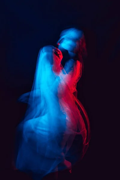 Silhouette sfocata di una ragazza fantasma in un abito bianco su uno sfondo nero — Foto Stock
