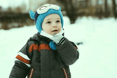 Salgın virüsüne karşı korunmak için maske takan bebek.