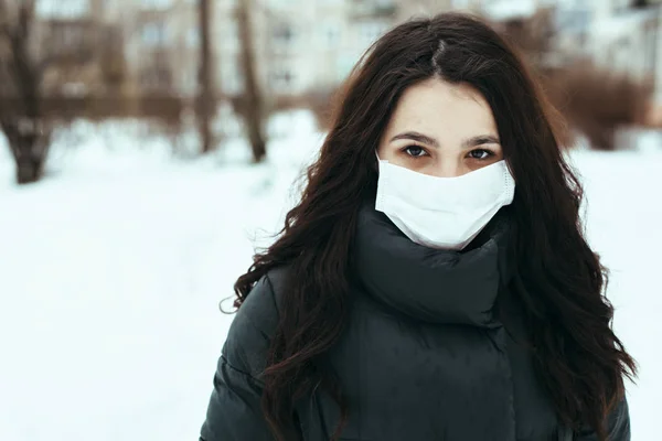 Portrait of a white girl in a medical mask during an epidemic — Stock Photo, Image