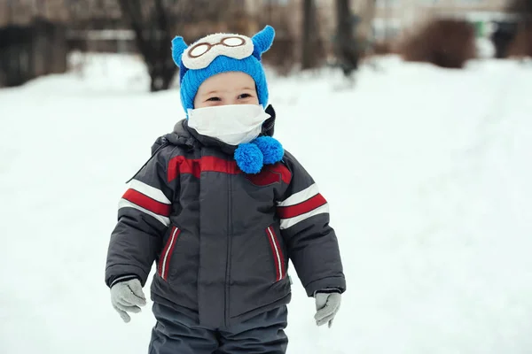 Niño con una máscara médica protectora contra el virus durante una epidemia —  Fotos de Stock