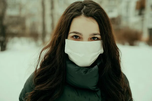 Retrato de una niña con una máscara médica para protegerse contra el virus durante una epidemia — Foto de Stock