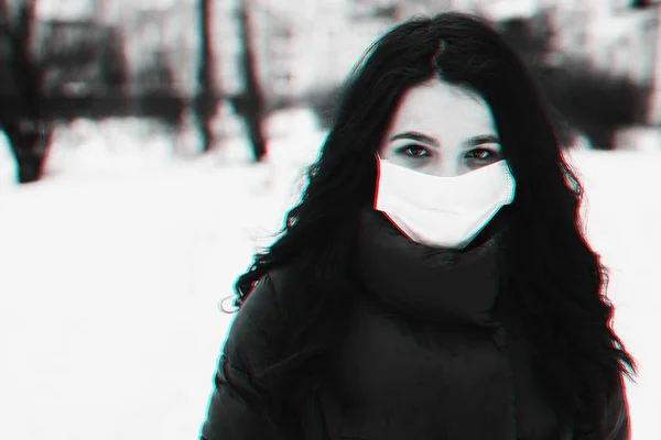 Niña enferma en una máscara médica para proteger contra el virus y la epidemia de gripe en el invierno en la calle en la ciudad — Foto de Stock