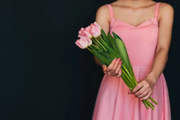 Ramo de tulipanes rosados en las manos de una chica en un vestido — Foto de Stock