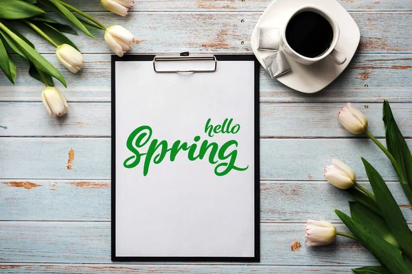 Tarjeta de felicitación con la inscripción Hello Spring. Ramo de flores de Tulipán blanco y una taza de café —  Fotos de Stock