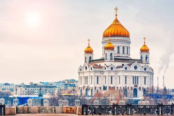 Kristi ortodoxa kyrka Frälsaren i Moskva Ryssland en vinterdag — Stockfoto