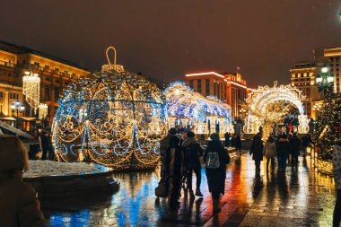 MOSCOW, Rusya - 31 Ocak 2020: Yeni yıl için Moskova 'nın gece şehri dekore edildi