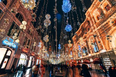 MOSCOW, RUSSIA - 31 Ocak 2020: Yeni yıl kutlamaları için Moskova şehir caddesi Noel çelenkleriyle süslendi
