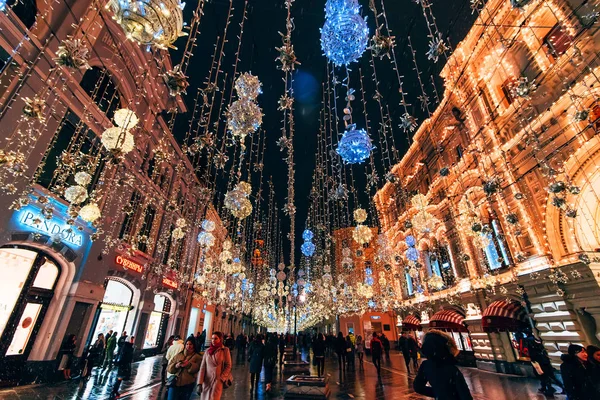 MOSCOW, Oroszország - JANUÁR 31, 2020: Moszkva város utca díszített karácsonyi koszorúk újévi ünnepségek — Stock Fotó