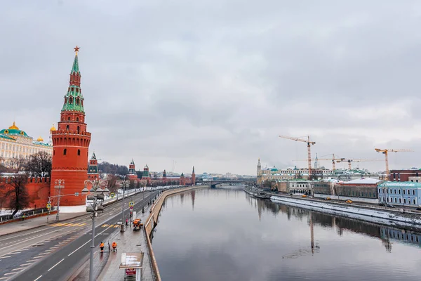 Moskva, Ryssland - 01 februari 2020: landskap med utsikt över Kremlmuren och Moskvafloden — Stockfoto