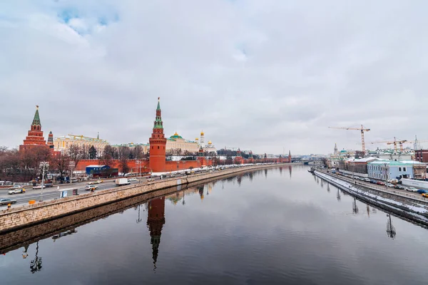 Moskva, Ryssland - 01 februari 2020: Urbana landskap med utsikt över Kremlmuren och Moskvafloden — Stockfoto