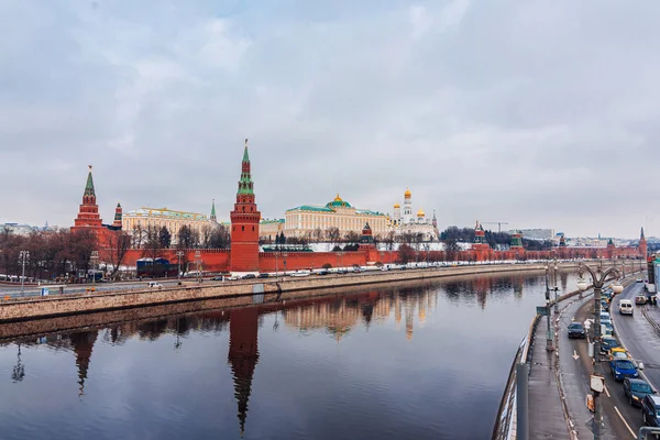 Moskva, Ryssland - 01 februari 2020: Urbana landskap med utsikt över Kremlmuren och Moskvafloden. Storkremls palats, ärkeängelns katedral — Stockfoto
