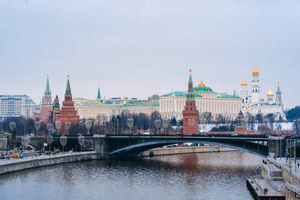 Moskva, Ryssland - 01 februari 2020: Urbana landskap med utsikt över Kremlmuren och Moskvafloden. Storkremls palats, ärkeängelns katedral — Stockfoto
