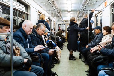 Moskova, Rusya - 31 Ocak 2020: Moskova metrosunda trenin içinde bir grup insan
