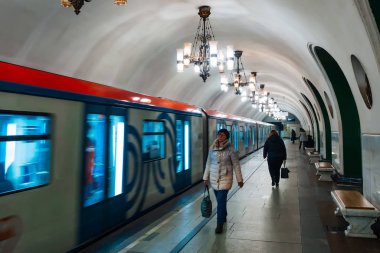 Moskova, Rusya - 31 Ocak 2020: Moskova metrosunda tren ve insanlar