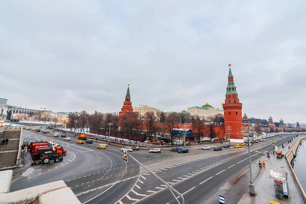 Moskva, Ryssland - 01 februari 2020: landskap med utsikt över Kremlmuren och Moskvafloden — Stockfoto