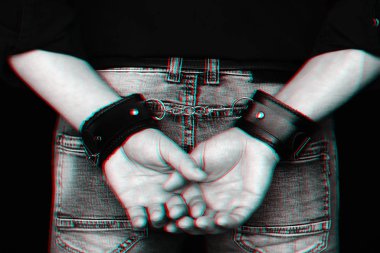 benim arkamdan deri kelepçeyle eller erkekler