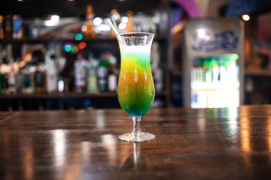 Pipetle soğuk meyveli kokteyl.