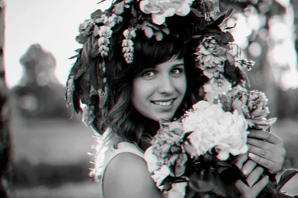 Ritratto di una felice ragazza sorridente con una corona di fiori e un mazzo di peonie — Foto Stock