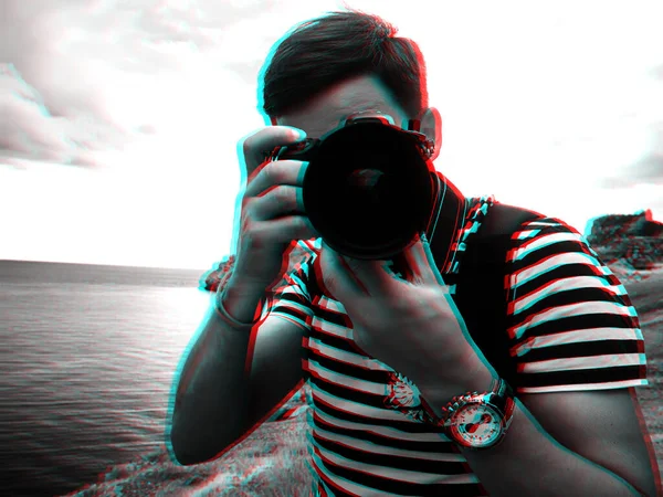 Fotógrafo turista masculino com uma câmera digital e lente grande — Fotografia de Stock