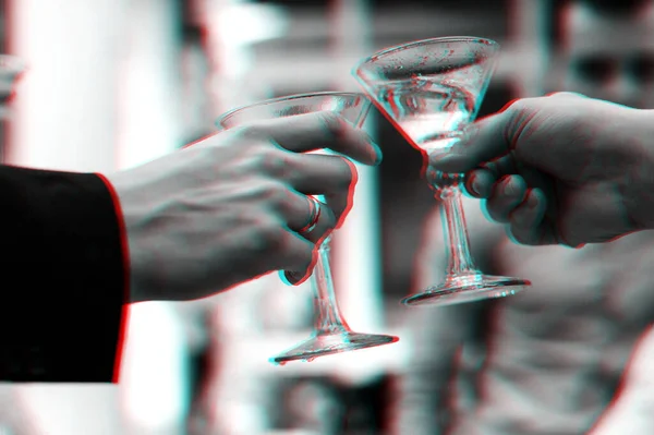 Martini glasses in the hands of celebrating the holiday — Stock fotografie