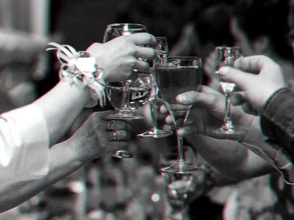 Sklenice vína v rukou přátel slaví svátek — Stock fotografie