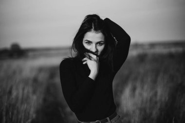 Kafkasyalı esmer kıza süveter giymiş genç bir kızın siyah beyaz portresi.