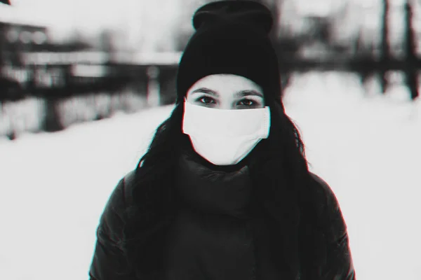 Portret van een meisje met een medisch masker ter bescherming tegen het virus en griepepidemie — Stockfoto