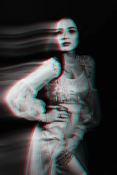 Retrato abstrato de uma menina em um vestido em um fundo escuro com borrado — Fotografia de Stock