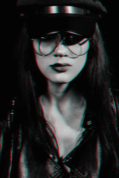 Stilrent porträtt av en ung flicka med glasögon i skinnjacka och mössa — Stockfoto