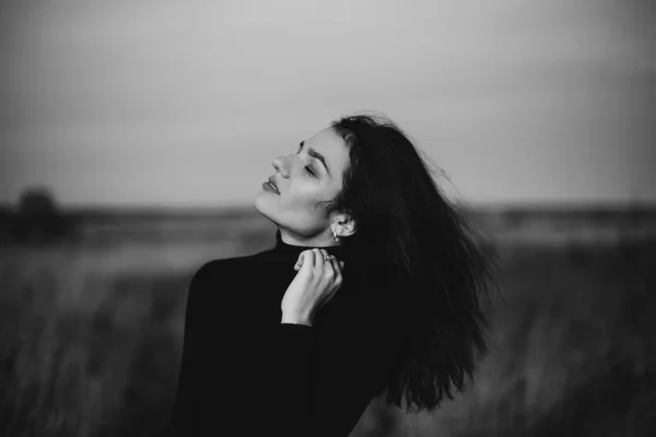 Fekete-fehér portré egy fiatal lány fehér barna lány — Stock Fotó